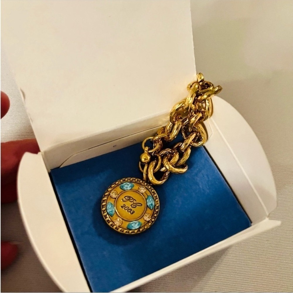 VINTAGE AVON President's Club Charm
Bracelet with box circa 2002/2003 EUC
